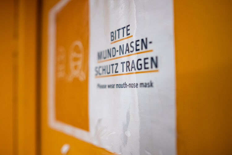Masken im Fahrstuhl